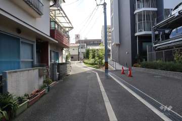 敷地東側の前面道路(北側から)