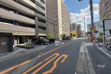 敷地西側の前面道路（南側から）