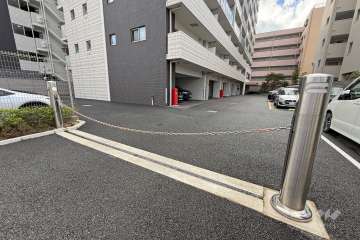 駐車場の出入り口(ロボットゲート付き)