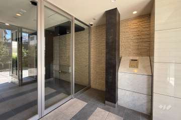 エントランスはオートロック付きです。