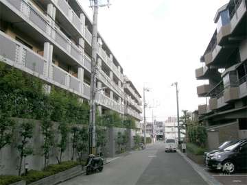 周辺は区画が整い、マンションが多く建ちならんでいます