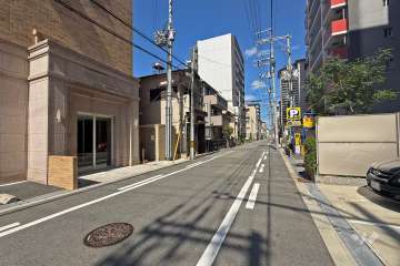 敷地西側の前面道路（南側から）