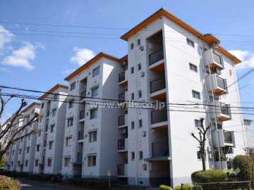 茨木上穂積団地3号棟の外観(北西側から)