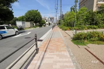 敷地北側の前面道路（西側から）