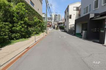 敷地南側の前面道路（西側から）