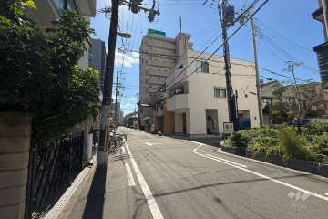 敷地東側の前面道路（北側から）
