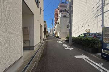 敷地南側の前面道路（東側から）