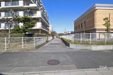 敷地南東側の前面道路(南西側から)