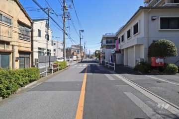 敷地北東側の前面道路(北西側から)