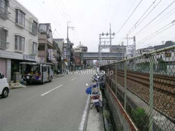 敷地の東側には道を挟んで阪急今津線が走っています。