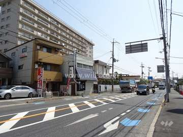 敷地西側の前面道路