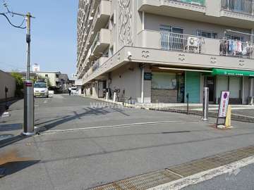 駐車場出入り口（ロボットゲート付き）