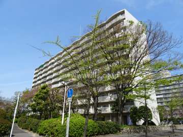 南茨木ハイタウン美沢A棟の外観（南東側から）