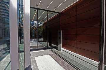 エントランスはオートロック付きです。