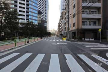 敷地北西側の前面道路(北東側から)