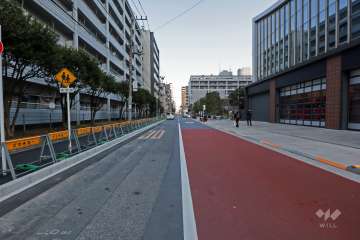 敷地北西側の前面道路(南西側から)