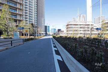 敷地北東側の前面道路(南東側から)