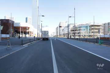 敷地北西側の前面道路(北東側から)