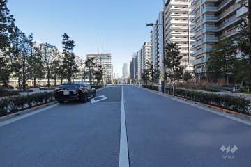 敷地南東側の前面道路(南西側から)