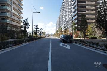 敷地南東側の前面道路(北東側から)