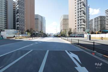 敷地北西側の前面道路(南東側から)