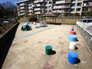 茨木郡山A住宅内には2カ所に公園（遊び場）があります。