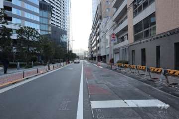 敷地北西側の前面道路（北東側から）