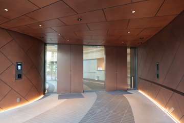 エントランスはオートロック付きです、