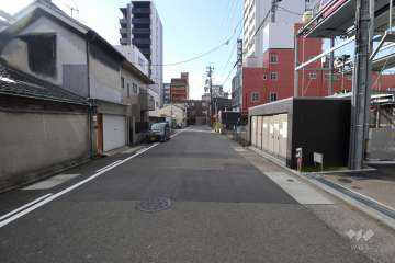 敷地南側の前面道路（東側から）