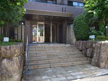 天然石を用いた高級感のあるエントランス
