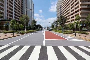 敷地南東側の前面道路(南西側から)