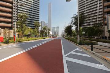 敷地南東側の前面道路(南西側から)