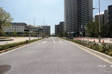 敷地北東側の前面道路(北西側から)