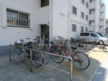 エントランスと自転車置場