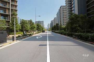 敷地南東側の前面道路(南西側から)