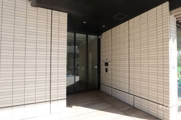 西側エントランス