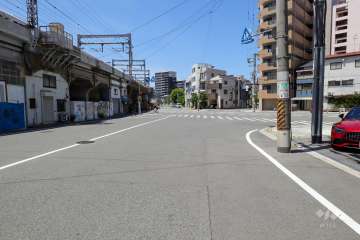 敷地東側の前面道路（南側から）