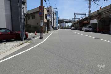 敷地東側の前面道路（北側から）