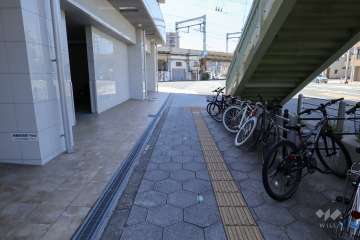 敷地北側の前面道路（西側から）