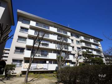 茨木郡山B住宅A28棟の外観（南側から）