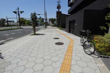 敷地南西側の前面道路（南東側から）