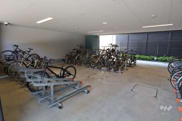 屋内に設けられた駐輪場