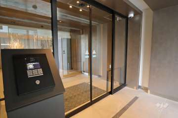 エントランスはオートロック付きです。