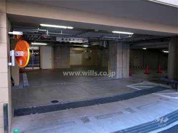 駐車場入口（店舗用、住戸用）