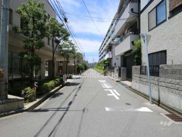 物件の北側前面道路（東側から）