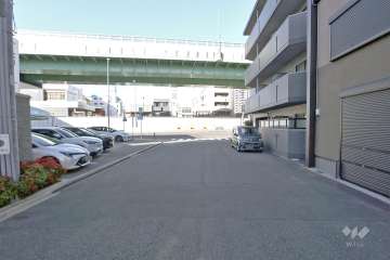 敷地北側の前面道路（東側から）