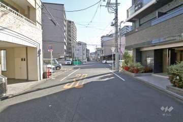 敷地北側の前面道路（西側から）