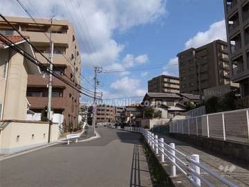敷地東側の前面道路。周辺はマンションが多く立ち並ぶ閑静な住宅地です。