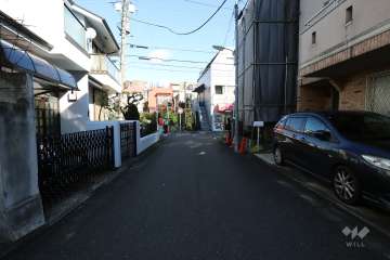 敷地北側の前面道路(西側から)