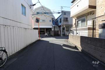 敷地北側の前面道路(東側から)